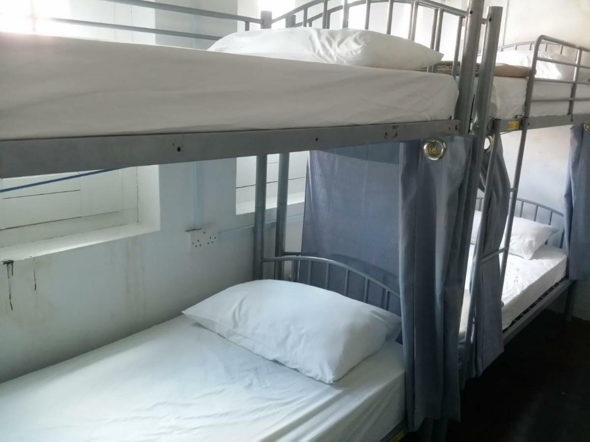 Asrama Checkers Backpackers *